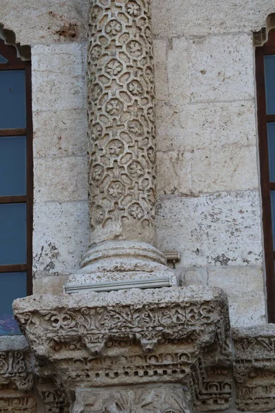 Türkiye 'nin Diyarbakır kentindeki Büyük Cami. Ulu camisi. 7. Yüzyılda. Eski kiliseden yeniden inşa edildi. 1091-92 'de. Seljuk hükümdarı Malik Shah Şam 'daki Umayyad Büyük Camii' ne dayanan binayı yeniden inşa etti..