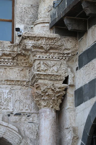 Türkiye 'nin Diyarbakır kentindeki Büyük Cami. Ulu camisi. 7. Yüzyılda. Eski kiliseden yeniden inşa edildi. 1091-92 'de. Seljuk hükümdarı Malik Shah Şam 'daki Umayyad Büyük Camii' ne dayanan binayı yeniden inşa etti..