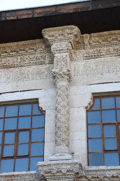 ディヤルバクルのトルコの都市にある偉大なモスク モスク 7世紀に 旧教会から再建された 1091年から1092年 セルジューク朝の統治者マリク シャーはダマスカスのウマイヤ大モスクを基に建物を再建した — ストック写真