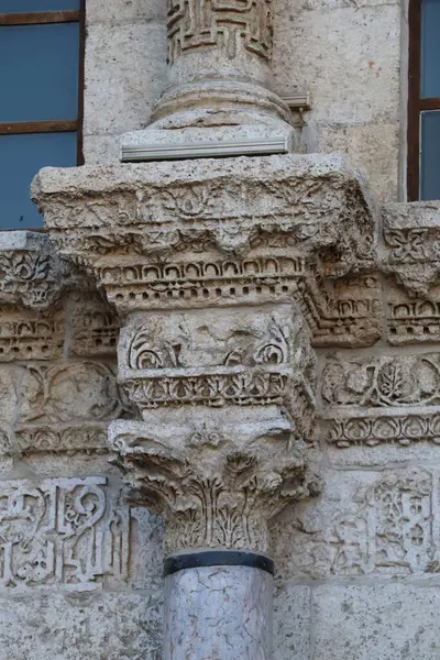 Türkiye 'nin Diyarbakır kentindeki Büyük Cami. Ulu camisi. 7. Yüzyılda. Eski kiliseden yeniden inşa edildi. 1091-92 'de. Seljuk hükümdarı Malik Shah Şam 'daki Umayyad Büyük Camii' ne dayanan binayı yeniden inşa etti..