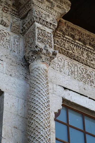 Türkiye 'nin Diyarbakır kentindeki Büyük Cami. Ulu camisi. 7. Yüzyılda. Eski kiliseden yeniden inşa edildi. 1091-92 'de. Seljuk hükümdarı Malik Shah Şam 'daki Umayyad Büyük Camii' ne dayanan binayı yeniden inşa etti..