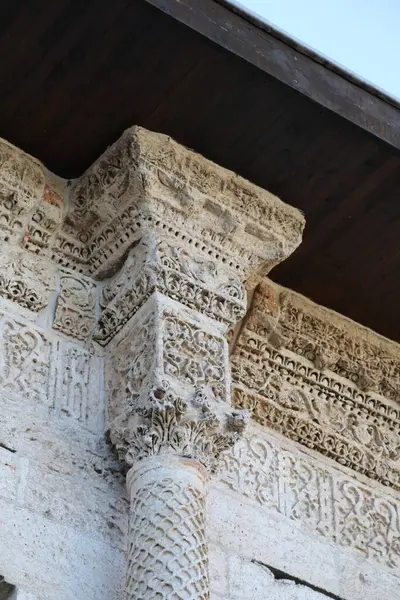 Türkiye 'nin Diyarbakır kentindeki Büyük Cami. Ulu camisi. 7. Yüzyılda. Eski kiliseden yeniden inşa edildi. 1091-92 'de. Seljuk hükümdarı Malik Shah Şam 'daki Umayyad Büyük Camii' ne dayanan binayı yeniden inşa etti..