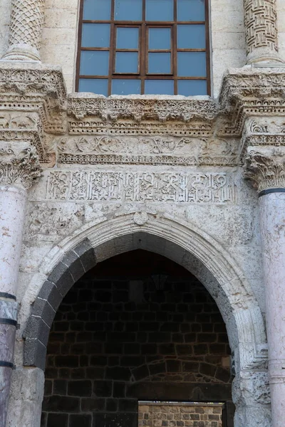 ディヤルバクルのトルコの都市にある偉大なモスク モスク 7世紀に 旧教会から再建された 1091年から1092年 セルジューク朝の統治者マリク シャーはダマスカスのウマイヤ大モスクを基に建物を再建した — ストック写真