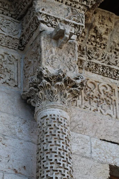 Türkiye 'nin Diyarbakır kentindeki Büyük Cami. Ulu camisi. 7. Yüzyılda. Eski kiliseden yeniden inşa edildi. 1091-92 'de. Seljuk hükümdarı Malik Shah Şam 'daki Umayyad Büyük Camii' ne dayanan binayı yeniden inşa etti..
