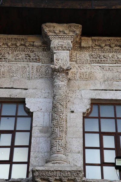 Türkiye 'nin Diyarbakır kentindeki Büyük Cami. Ulu camisi. 7. Yüzyılda. Eski kiliseden yeniden inşa edildi. 1091-92 'de. Seljuk hükümdarı Malik Shah Şam 'daki Umayyad Büyük Camii' ne dayanan binayı yeniden inşa etti..