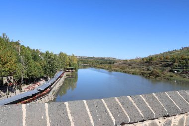 Türkiye 'nin Diyarbakır ilinin güneyindeki Dicle Nehri üzerindeki köprü. Köprü dünya kültürü için önemli bir tarihsel değerdir. Roma İmparatorluğu zamanında inşa edilmiş, hala mükemmel durumda ve kullanıma elverişli..