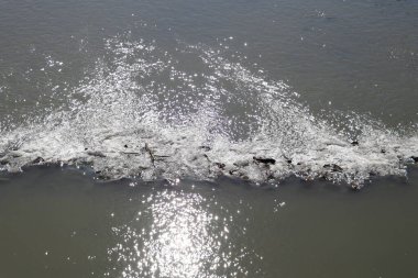 Türkiye 'nin Diyarbakır ilinin güneyindeki Dicle Nehri üzerindeki köprü. Köprü dünya kültürü için önemli bir tarihsel değerdir. Roma İmparatorluğu zamanında inşa edilmiş, hala mükemmel durumda ve kullanıma elverişli..