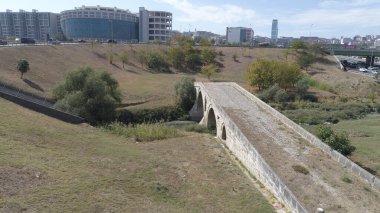 Taş Köprü İstanbul 'daki tarihi Haramidere Köprüsü' dür..