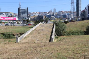 Taş Köprü İstanbul 'daki tarihi Haramidere Köprüsü' dür..