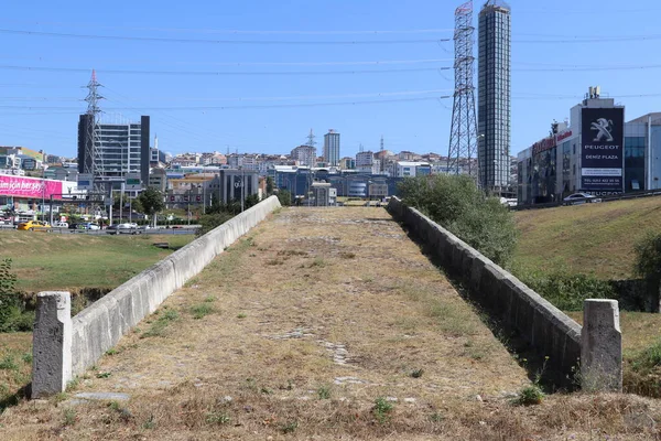 Taş Köprü İstanbul 'daki tarihi Haramidere Köprüsü' dür..