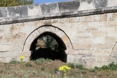 Taş Köprü İstanbul 'daki tarihi Haramidere Köprüsü' dür..