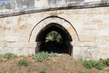 Taş Köprü İstanbul 'daki tarihi Haramidere Köprüsü' dür..