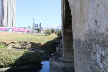 Taş Köprü İstanbul 'daki tarihi Haramidere Köprüsü' dür..