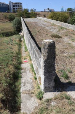 Taş Köprü İstanbul 'daki tarihi Haramidere Köprüsü' dür..