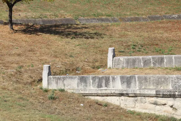 Taş Köprü İstanbul 'daki tarihi Haramidere Köprüsü' dür..