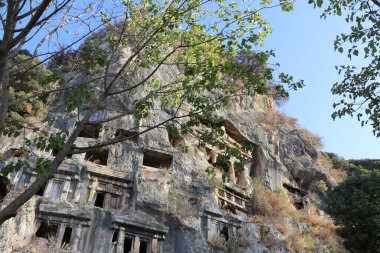 Türkiye 'nin Fethiye kentindeki dağlardaki Lycian mezarları.