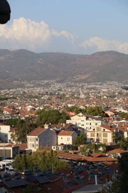 Türkiye 'nin Fethiye kentindeki dağlardaki Lycian mezarları.