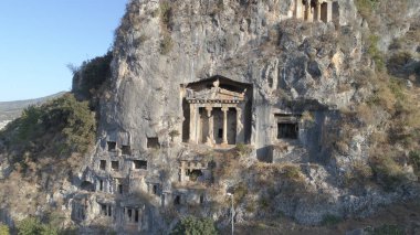 Türkiye 'nin Fethiye kentindeki dağlardaki Lycian mezarları.