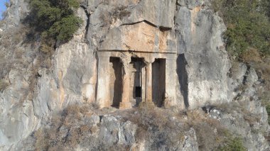 Türkiye 'nin Fethiye kentindeki dağlardaki Lycian mezarları.