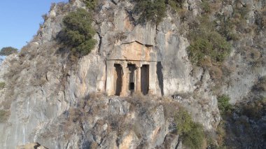 Türkiye 'nin Fethiye kentindeki dağlardaki Lycian mezarları.