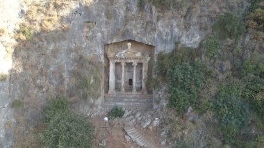 Türkiye 'nin Fethiye kentindeki dağlardaki Lycian mezarları.