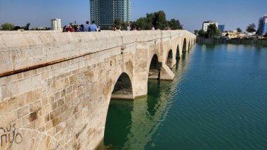 Türkiye 'nin Adana kentindeki Taş Roma köprüsü.