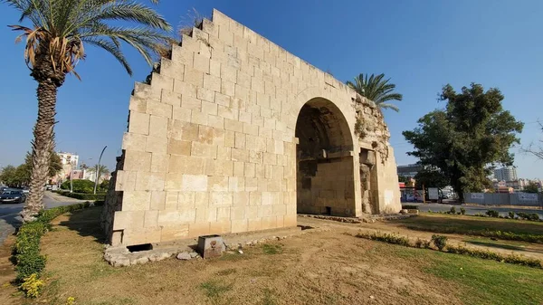 Türkiye 'nin Tarsus kentindeki Kleopatra Kemeri.