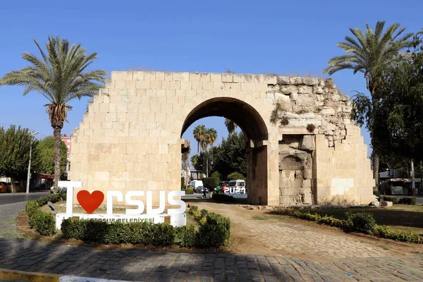 Türkiye 'nin Tarsus kentindeki Kleopatra Kemeri.