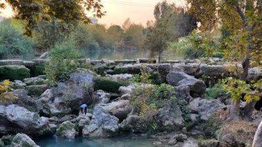 Tarsus şelalesi. Tarsus Şelalesi, Tarsus şehrinin kuzey eteklerinde, O-51 karayolu yakınında, Türkiye 'nin güneyinde yer almaktadır..