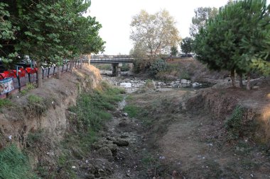 Tarsus şelalesi. Tarsus Şelalesi, Tarsus şehrinin kuzey eteklerinde, O-51 karayolu yakınında, Türkiye 'nin güneyinde yer almaktadır..