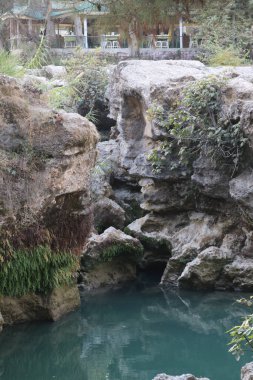Tarsus şelalesi. Tarsus Şelalesi, Tarsus şehrinin kuzey eteklerinde, O-51 karayolu yakınında, Türkiye 'nin güneyinde yer almaktadır..