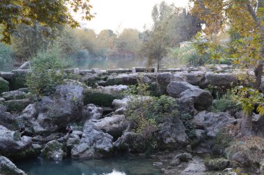 Tarsus şelalesi. Tarsus Şelalesi, Tarsus şehrinin kuzey eteklerinde, O-51 karayolu yakınında, Türkiye 'nin güneyinde yer almaktadır..