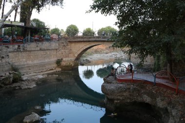 Tarsus şelalesi. Tarsus Şelalesi, Tarsus şehrinin kuzey eteklerinde, O-51 karayolu yakınında, Türkiye 'nin güneyinde yer almaktadır..