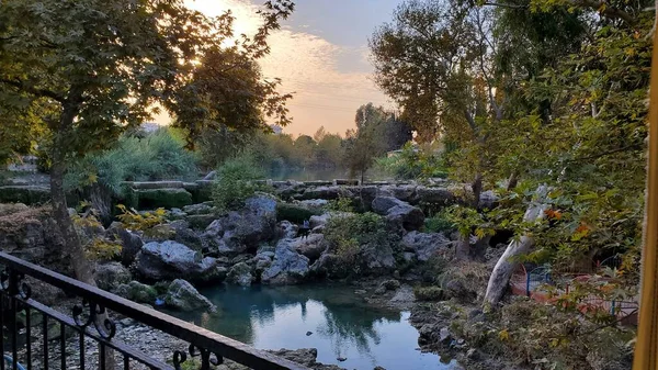 Tarsus şelalesi. Tarsus Şelalesi, Tarsus şehrinin kuzey eteklerinde, O-51 karayolu yakınında, Türkiye 'nin güneyinde yer almaktadır..