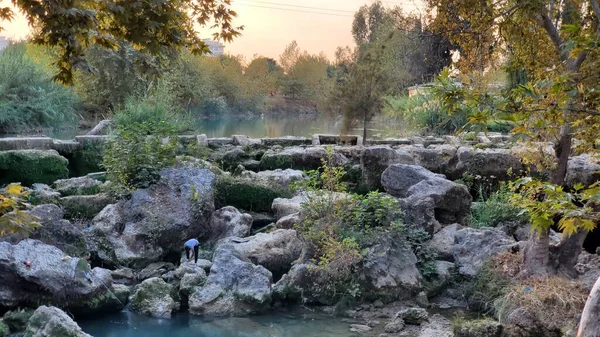 Tarsus şelalesi. Tarsus Şelalesi, Tarsus şehrinin kuzey eteklerinde, O-51 karayolu yakınında, Türkiye 'nin güneyinde yer almaktadır..