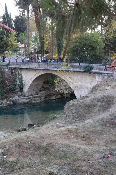 Tarsus şelalesi. Tarsus Şelalesi, Tarsus şehrinin kuzey eteklerinde, O-51 karayolu yakınında, Türkiye 'nin güneyinde yer almaktadır..