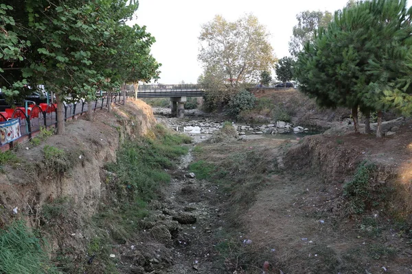 Tarsus şelalesi. Tarsus Şelalesi, Tarsus şehrinin kuzey eteklerinde, O-51 karayolu yakınında, Türkiye 'nin güneyinde yer almaktadır..