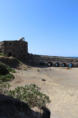 Türkiye 'deki Boğaz kıyısındaki antik Rumeli Feneri kalesi.