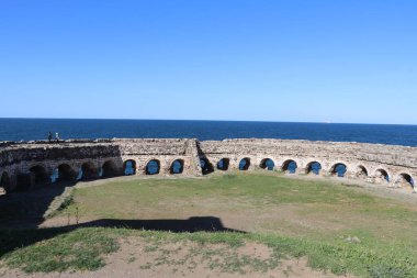 Türkiye 'deki Boğaz kıyısındaki antik Rumeli Feneri kalesi.