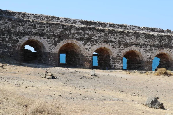 トルコのボスポラス川のほとりにある古代のルメリ フェリーニ要塞 — ストック写真