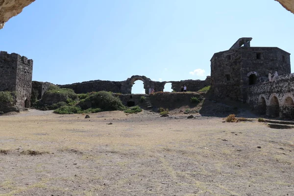 トルコのボスポラス川のほとりにある古代のルメリ フェリーニ要塞 — ストック写真
