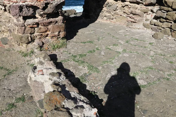 Türkiye 'deki Boğaz kıyısındaki antik Rumeli Feneri kalesi.