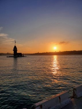 İstanbul 'da Bakire Kulesi' nde gün batımı.