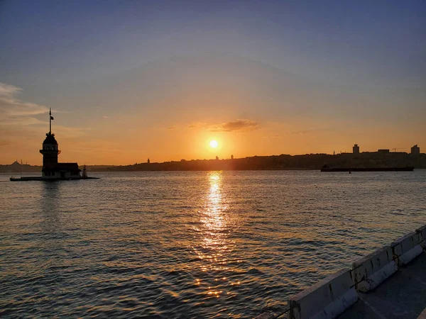 İstanbul 'da Bakire Kulesi' nde gün batımı.