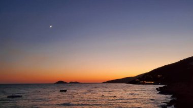 Dünyanın farklı yerlerinde denizin üzerinde gün batımı.