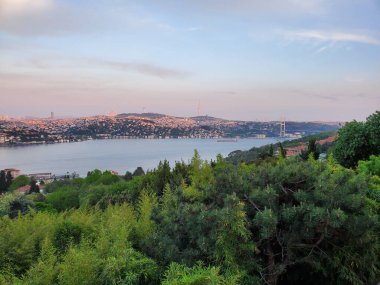 Dünyanın farklı yerlerinde denizin üzerinde gün batımı.