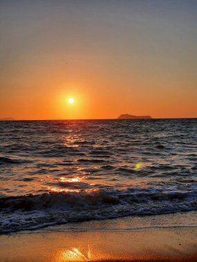 Dünyanın farklı yerlerinde denizin üzerinde gün batımı.