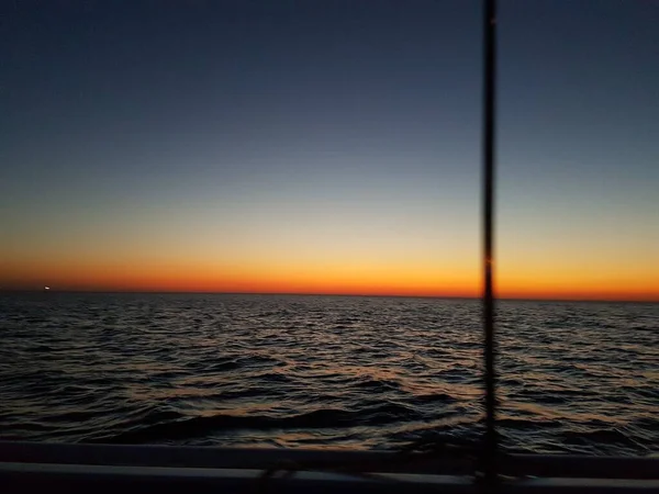 Dünyanın farklı yerlerinde denizin üzerinde gün batımı.