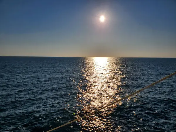 Dünyanın farklı yerlerinde denizin üzerinde gün batımı.