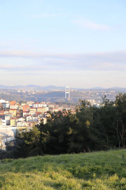 İstanbul 'un köprüleri gün batımında ve gece.